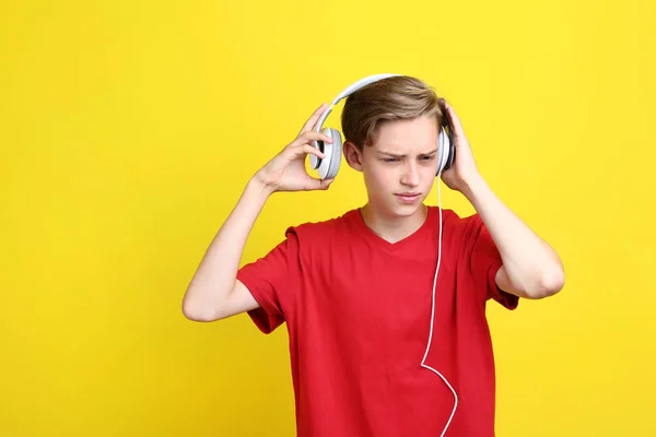 Симпатичний Хлопчик Підліток Навушниках Жовтому Фоні — стокове фото