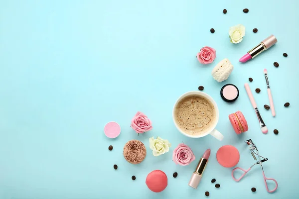 Flores Rosas Con Taza Café Cosméticos Maquillaje Sobre Fondo Azul — Foto de Stock