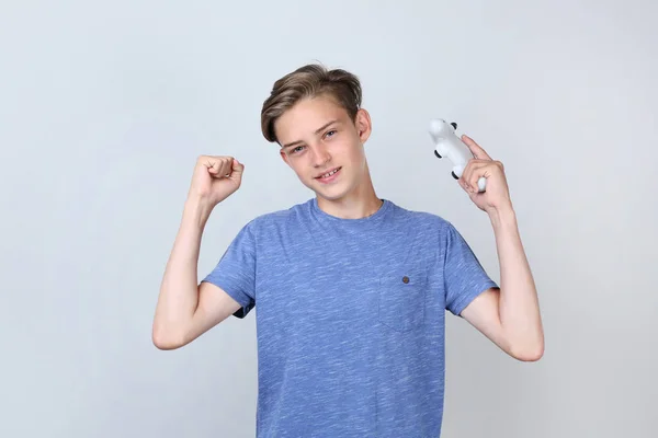 Sorrindo Adolescente Menino Segurando Joystick Fundo Cinza — Fotografia de Stock