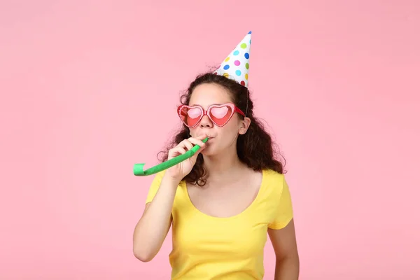 Hermosa Joven Gorra Cumpleaños Con Silbato Aire Sobre Fondo Rosa — Foto de Stock