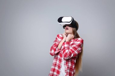 Sanal gerçeklik gözlükleri gri arka plan üzerinde genç sürpriz sarışın kadın