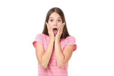 Beyaz arka plan üzerinde izole kamera bakarak açılan ağzı sürpriz genç kız