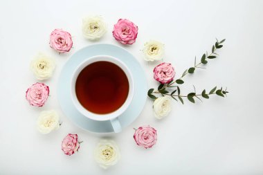 Beyaz arka plan üzerinde çay ile gül çiçek