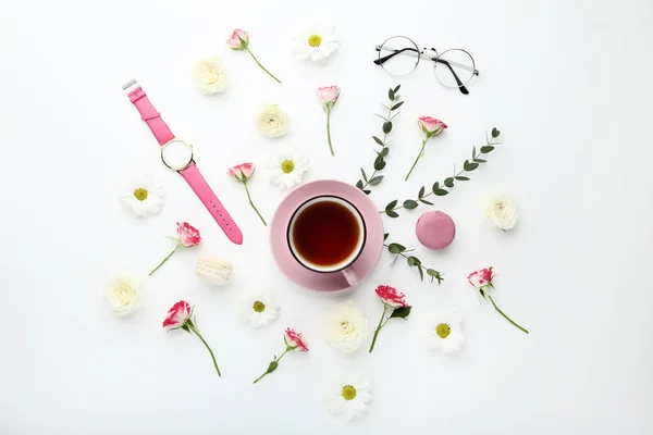 Flores Con Taza Macarrón Sobre Fondo Blanco — Foto de Stock