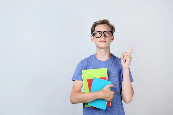 Jonge Jongen Houdt Van Boeken Vinger Omhoog Grijze Achtergrond — Stockfoto