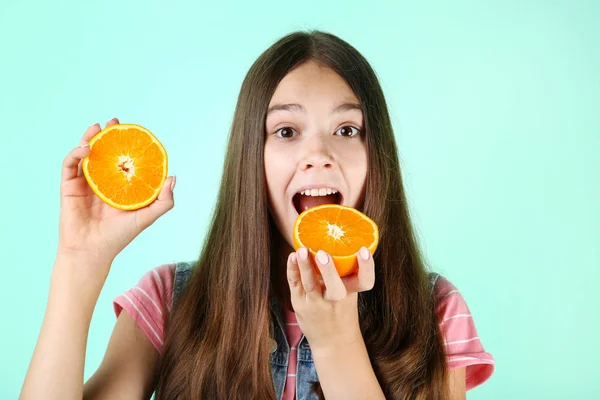 Młoda Dziewczyna Gospodarstwa Połówki Pomarańczy Owoców Tle Mięty — Zdjęcie stockowe
