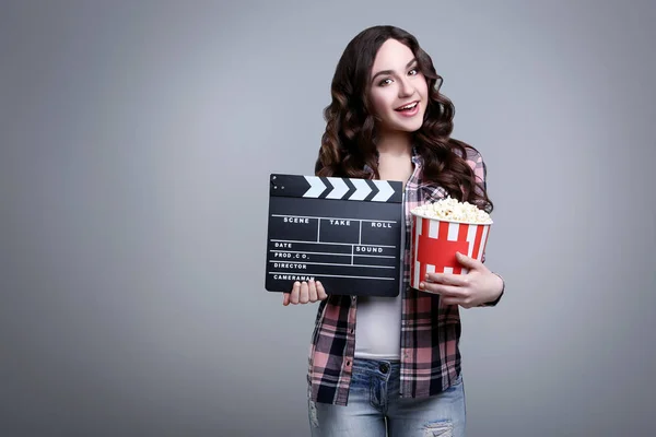 Junge Schöne Frau Mit Eimer Mit Popcorn Und Klappbrett Auf — Stockfoto