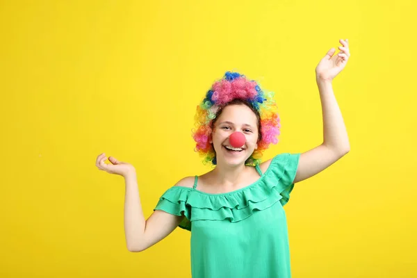 Sorridente Ragazza Parrucca Clown Naso Posa Sfondo Giallo — Foto Stock