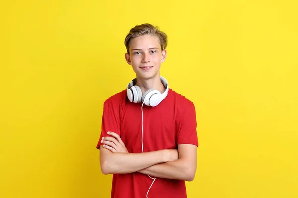 Bonito Adolescente Com Fones Ouvido Pescoço Com Braços Cruzados Fundo — Fotografia de Stock