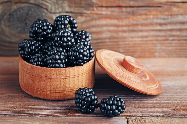 熟透的黑莓在木制的桌子上的碗 — 图库照片