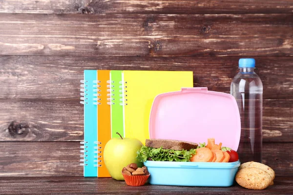 Szkoła Lunch Box Kanapkami Kolorowe Zeszyty Drewnianym Stole — Zdjęcie stockowe