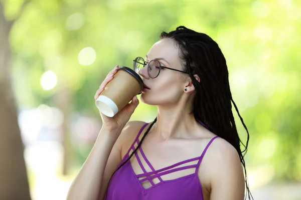 Linda Mujer Joven Bebiendo Café Parque Día Soleado — Foto de Stock