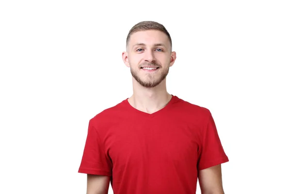 Retrato Joven Sonriente Con Camisa Roja Mirando Cámara Aislada Sobre — Foto de Stock