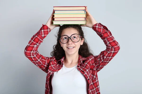 Menina Bonita Com Livros Sobre Fundo Cinza — Fotografia de Stock