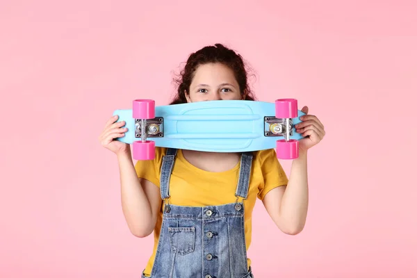 Roztomilý Dospívající Dívka Drží Skateboard Před Obličejem Růžovém Pozadí — Stock fotografie