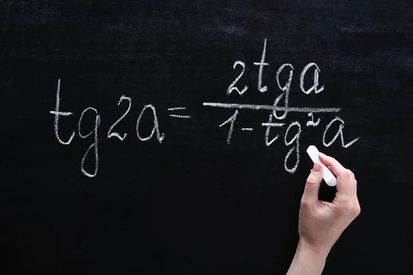 Mão Feminina Escrever Fórmulas Matemáticas Quadro — Fotografia de Stock