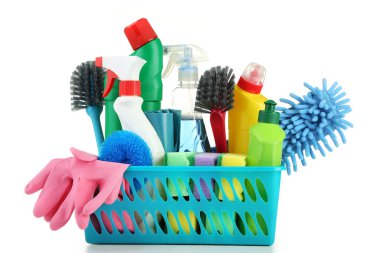 Şişe ile deterjan ve temizlik araçları beyaz arka plan üzerinde