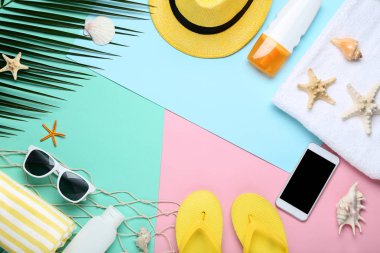 Deniz kabuklarını ve renkli arka plan üzerinde smartphone ile yaz aksesuarları