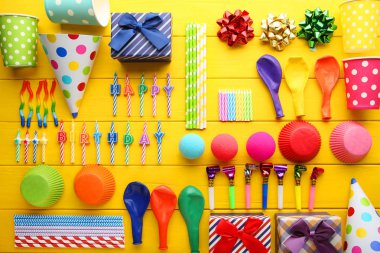 Doğum günü partisi kapaklar, üfleyiciler ve ahşap masa mum