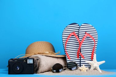 Yaz aksesuarları ile mavi arka plan üzerinde retro fotoğraf makinesi