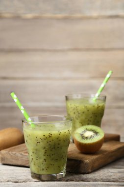 Taze kivi smoothie cam gri ahşap tablo