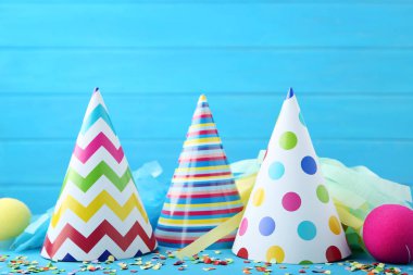 Doğum günü kağıt kapaklar ile mavi arka plan üzerine konfeti