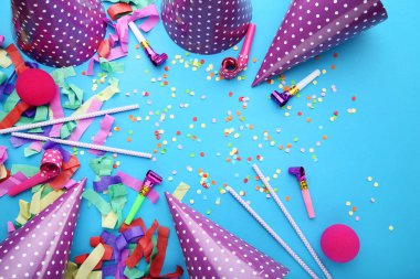 Doğum günü kağıt kapaklar payet ve üfleyiciler üzerinde mavi arka plan ile