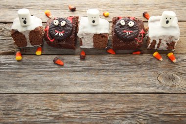 Gri ahşap masa üzerinde şeker ile taze Cadılar Bayramı tanımlama