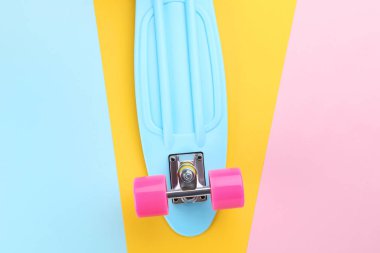 Renkli arka plan üzerinde kaykay