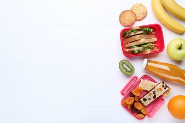 Sandviç ve meyve ahşap masa üzerinde okul öğle yemeği kutusu