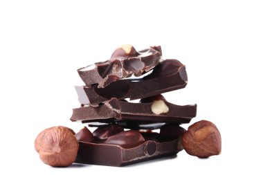 çikolata parçaları ile izole beyaz zemin üzerine fındık