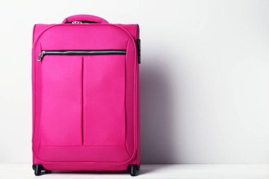 Gri arka plan üzerinde pembe çanta