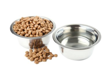 Kedi maması ve su kase üzerinde izole beyaz arka plan