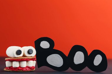 Cadılar Bayramı çerezleri ağız turuncu zemin üzerine marshmallow ile