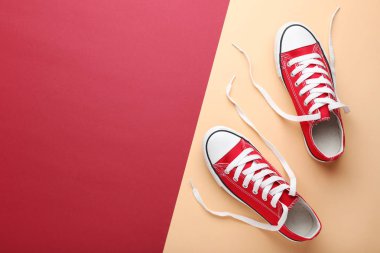Çift renkli arka plan üzerinde kırmızı spor ayakkabı