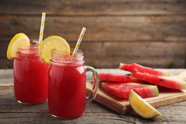 Cam kavanoz gri ahşap masa üzerine dilimlenmiş meyve karpuz güler yüzlü