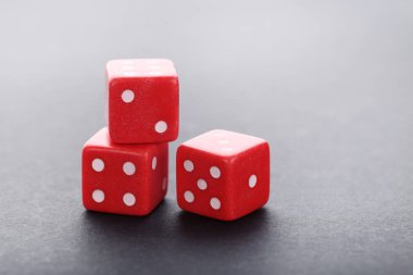 gri zemin üzerine kırmızı zar