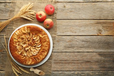 Elma pasta plaka gri ahşap tablo