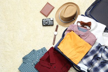 Giysi, fotoğraf makinesi ve pasaport ile açılan bavul