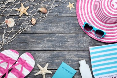 Ahşap masa üzerinde kabukları ile plaj aksesuarları