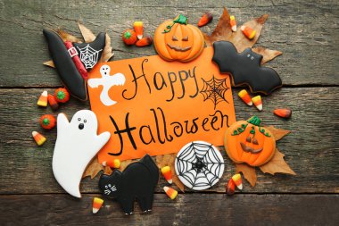 Cadılar Bayramı gingerbread çerezleri şeker ve turuncu kağıt üzerinde yazıt ile