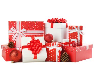 Baubles ve üzerinde beyaz izole koniler ile hediye kutuları