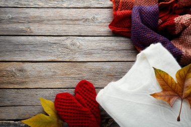 Yığın örme kazak, eşarp ve eldiven ile sonbahar yaprakları