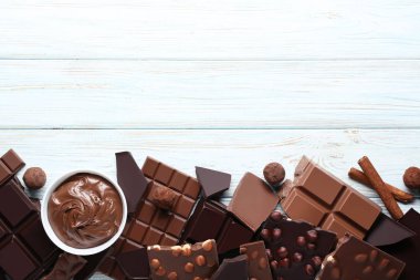 Çikolata parçaları ile fındık ve kakao topları ahşap tablo