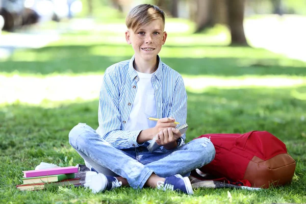 Niño Sentado Con Cuaderno Parque — Foto de Stock