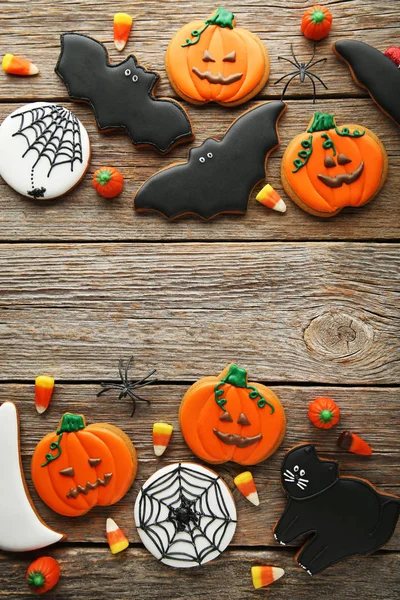 Cadılar Bayramı gingerbread çerezleri şekerler gri ahşap tablo ile