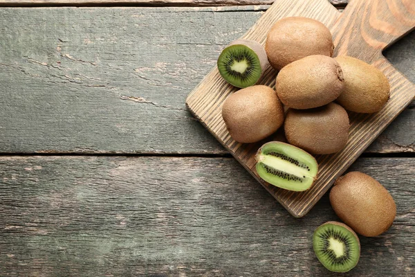 Kivi Meyve kahverengi kesme tahtası üzerinde