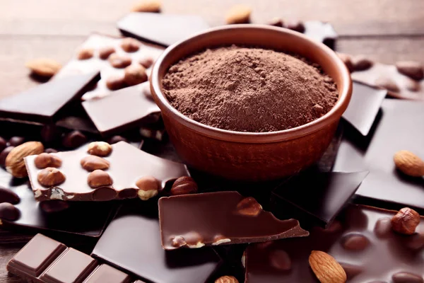 Piezas Chocolate Con Cacao Polvo Tazón Sobre Una Mesa Madera —  Fotos de Stock