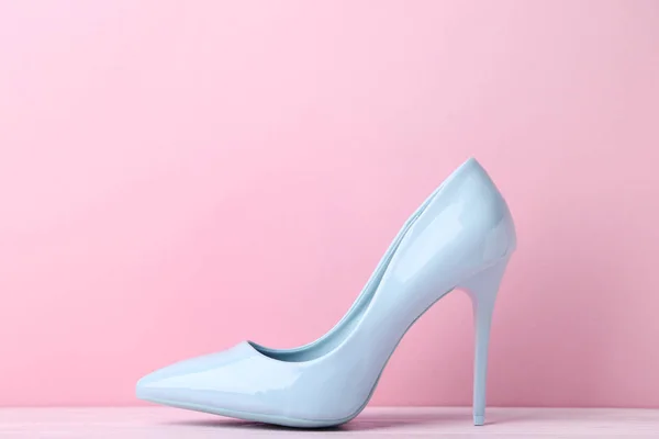 Azul Sapatos Salto Alto Fundo Rosa — Fotografia de Stock