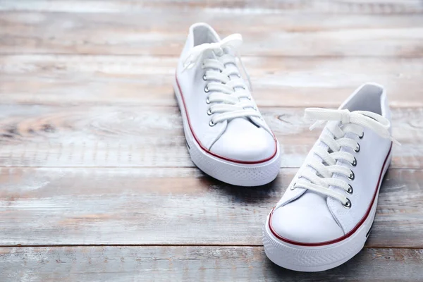 Paar Witte Sneakers Blauwe Houten Tafel — Stockfoto